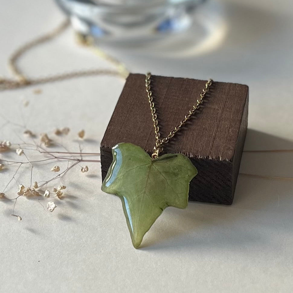 Colgante con hoja de hiedra