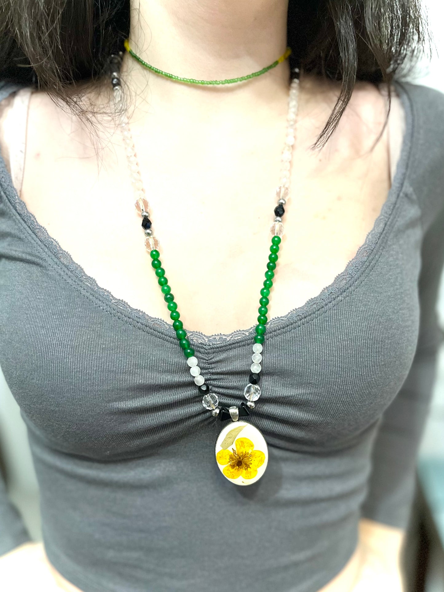 Collar con medallon y flor