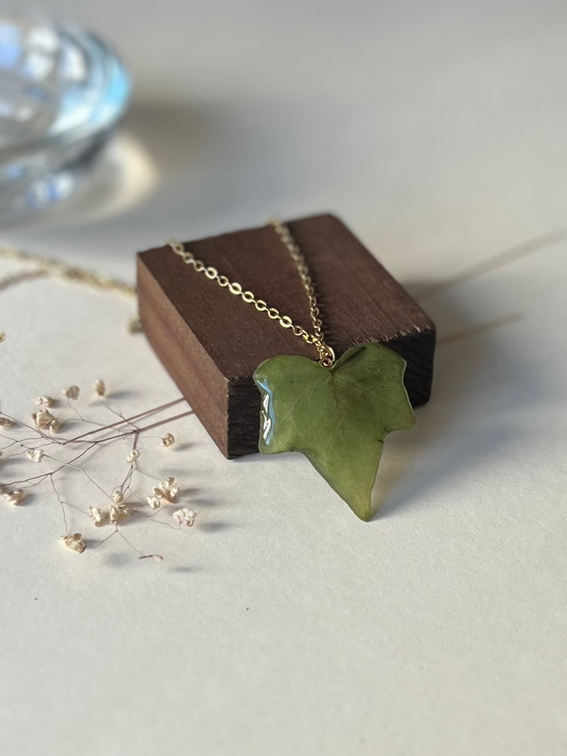 Colgante con hoja de hiedra