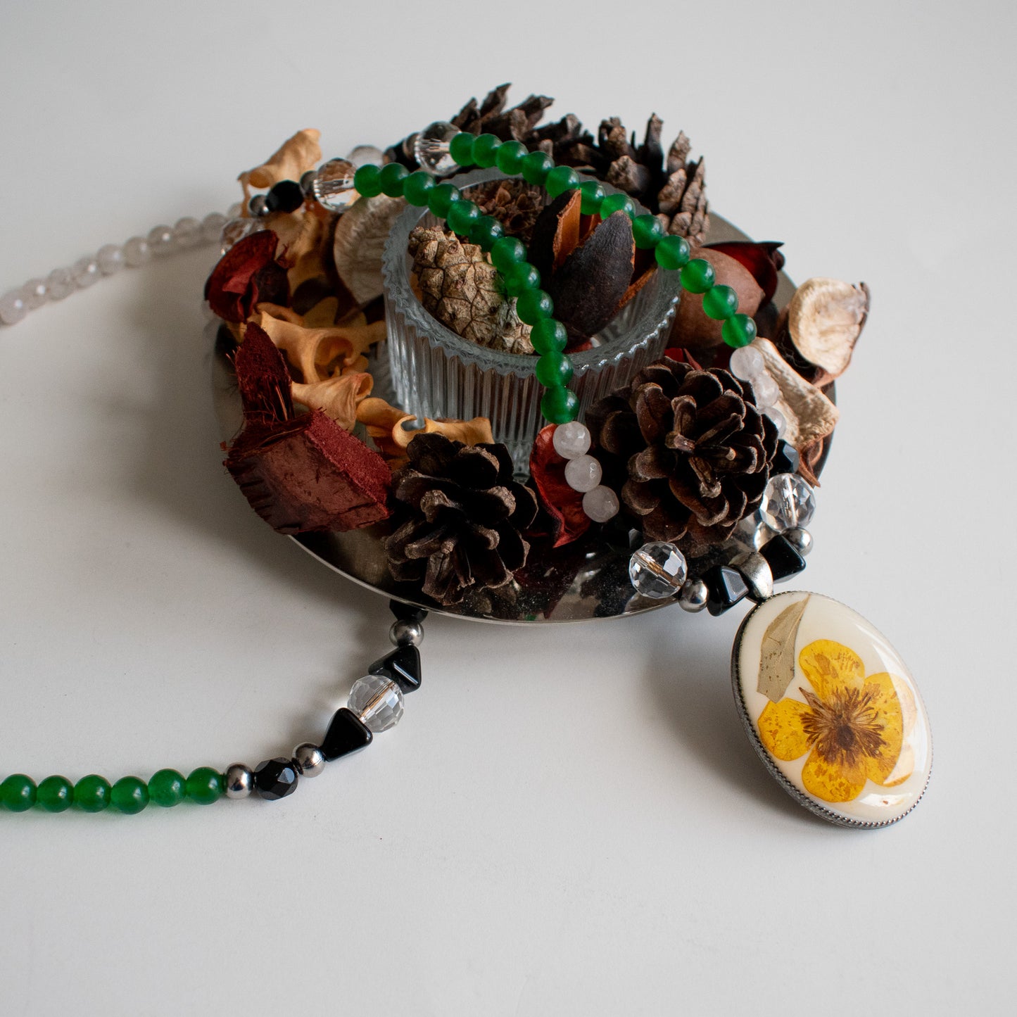 Collar con medallon y flor