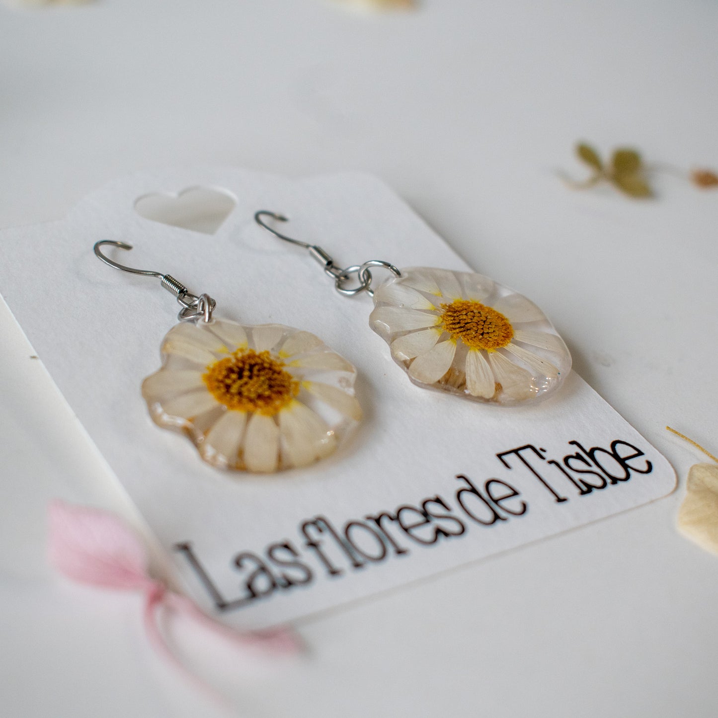 Pendientes con margaritas blancas