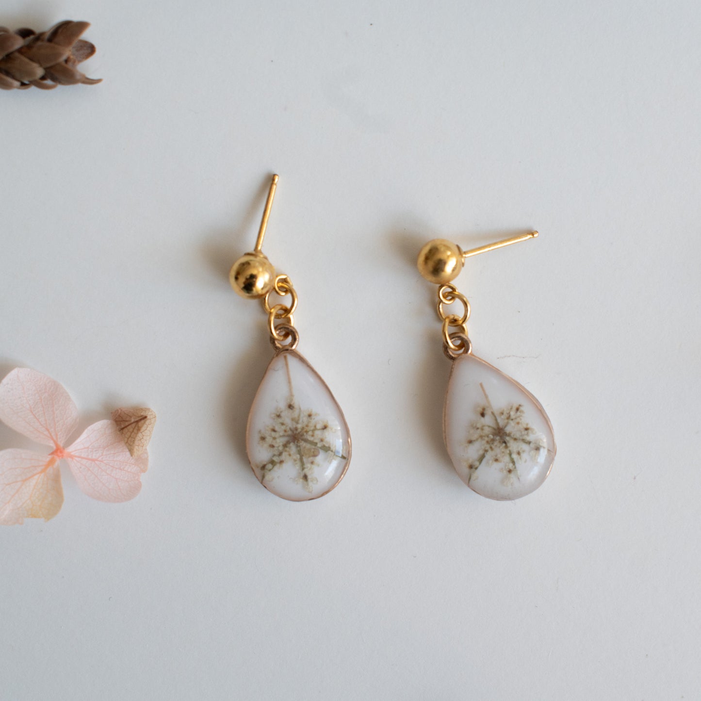 Pendientes con flor "Encaje reina Ana"Hechos a mano.