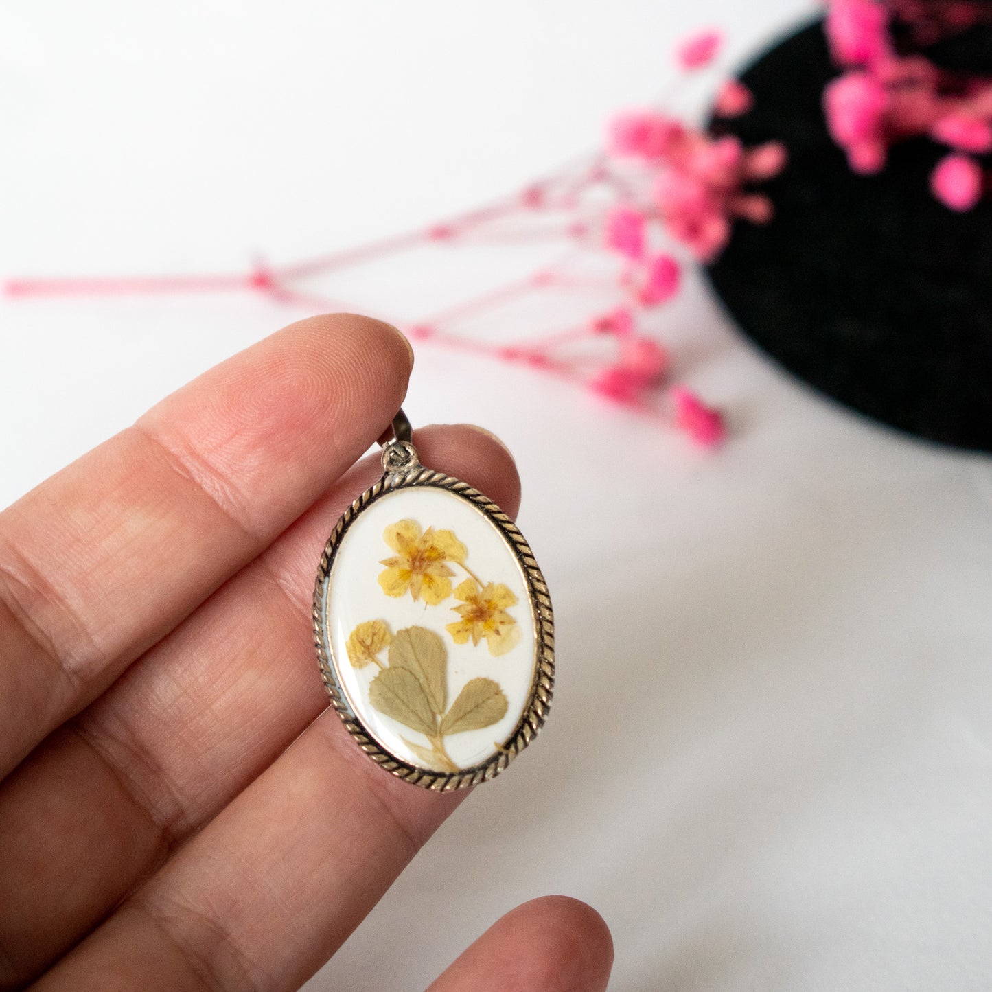 Colgante con flores amarillas silvestres