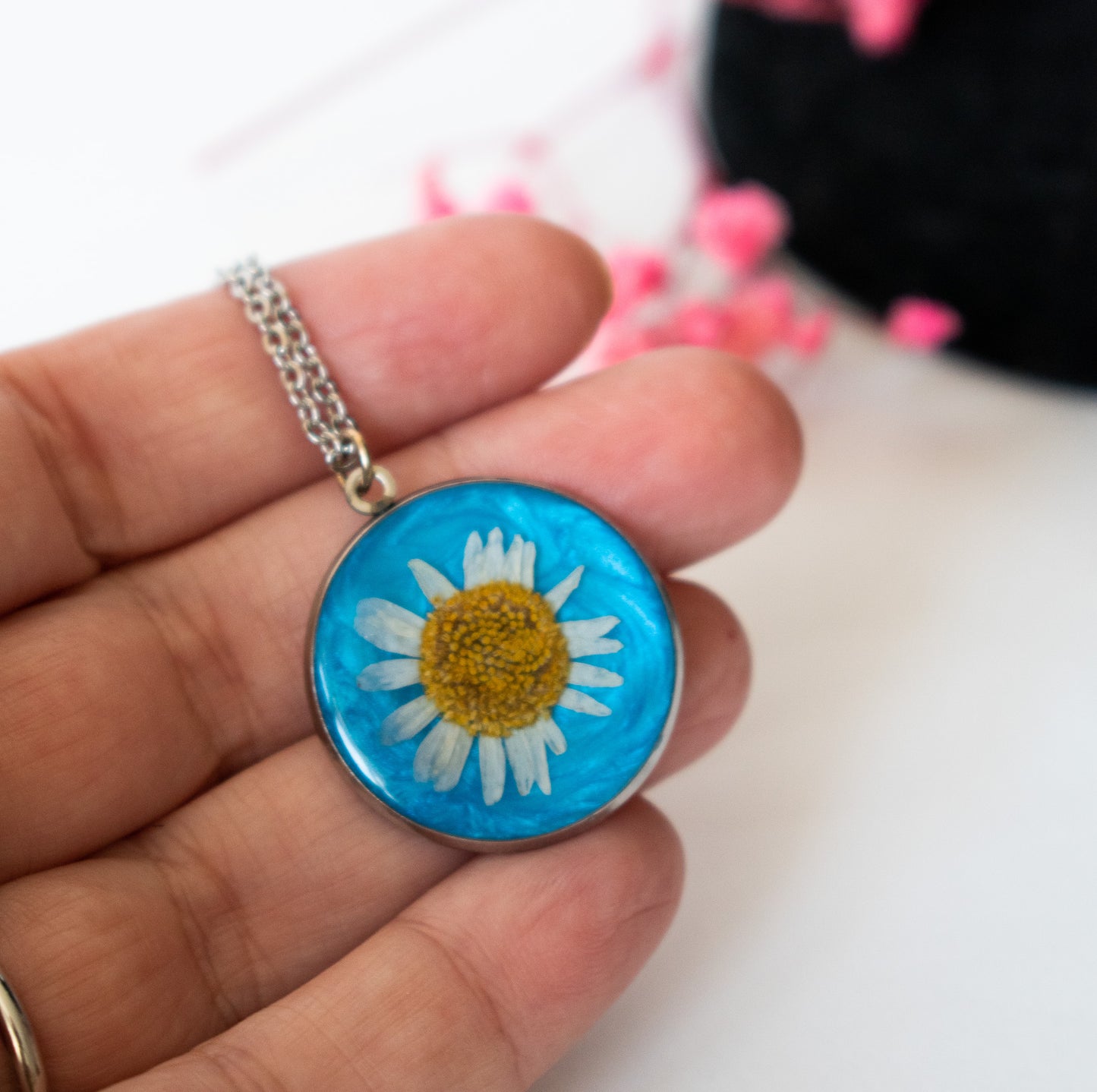 colgante con margarita blanca