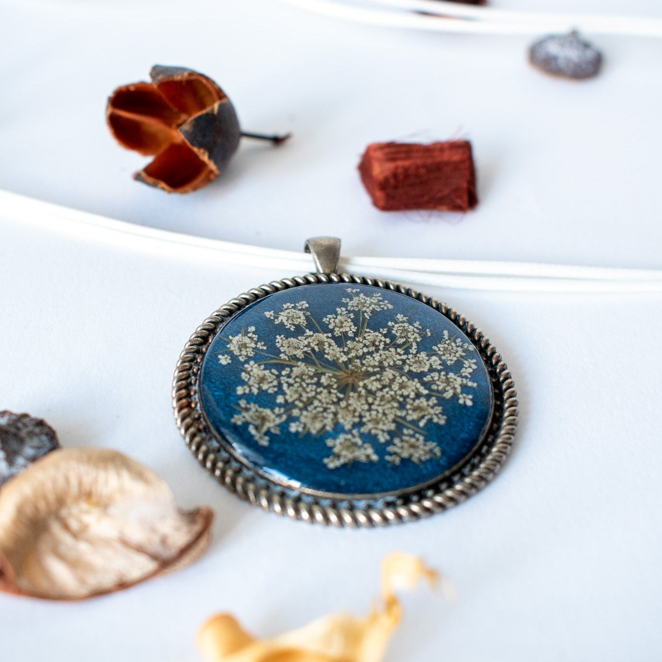 Colgante con encaje de la reina Ana