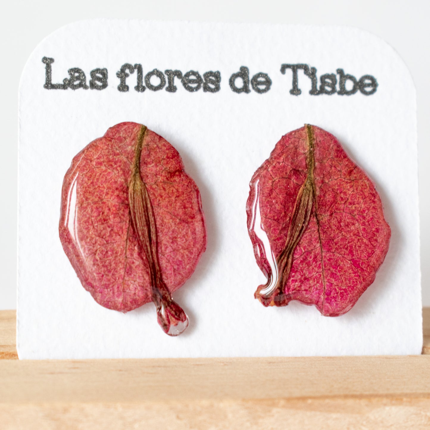 Pendientes con flor de buganvilla. Cierre a presión.