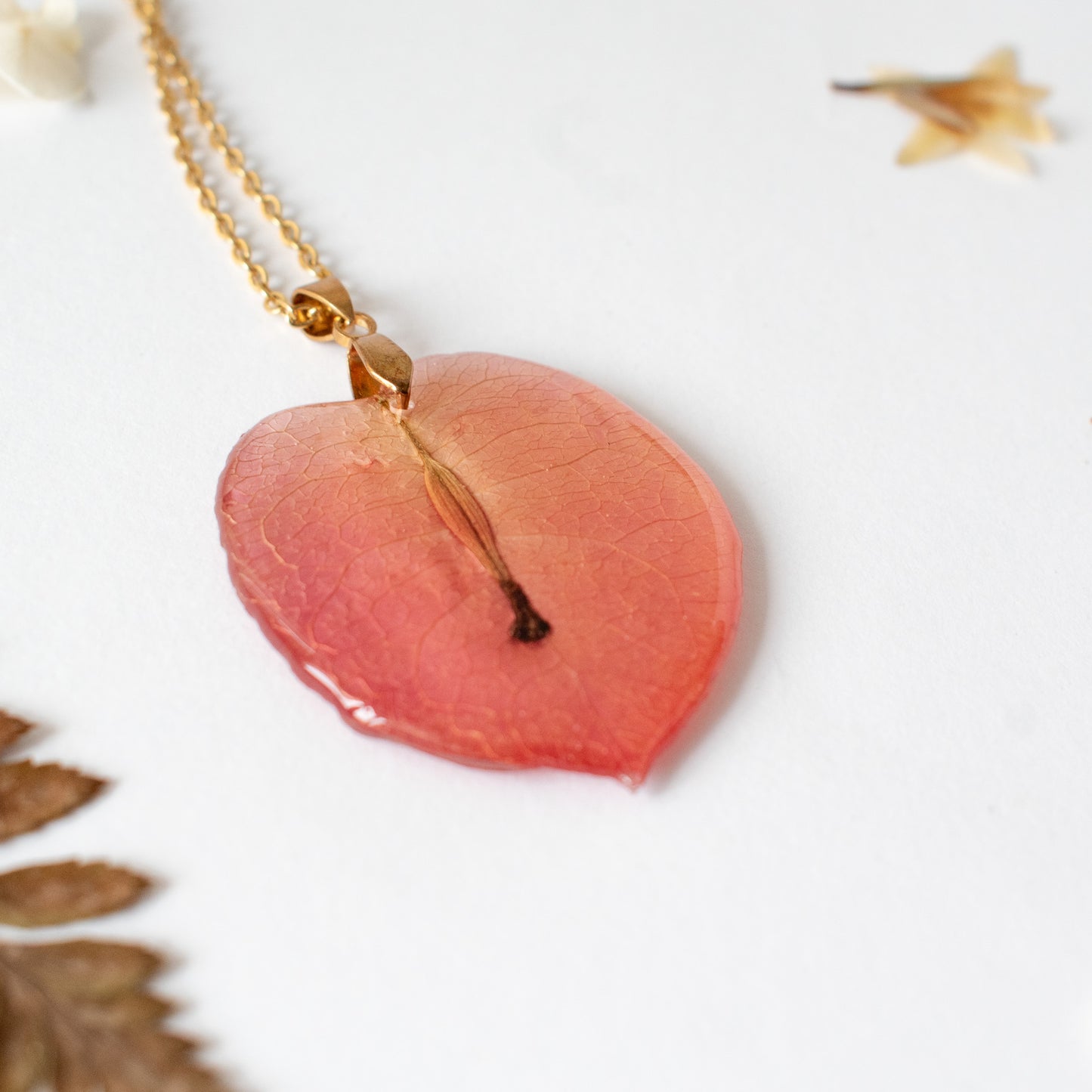 Colgante con pétalo de buganvilla