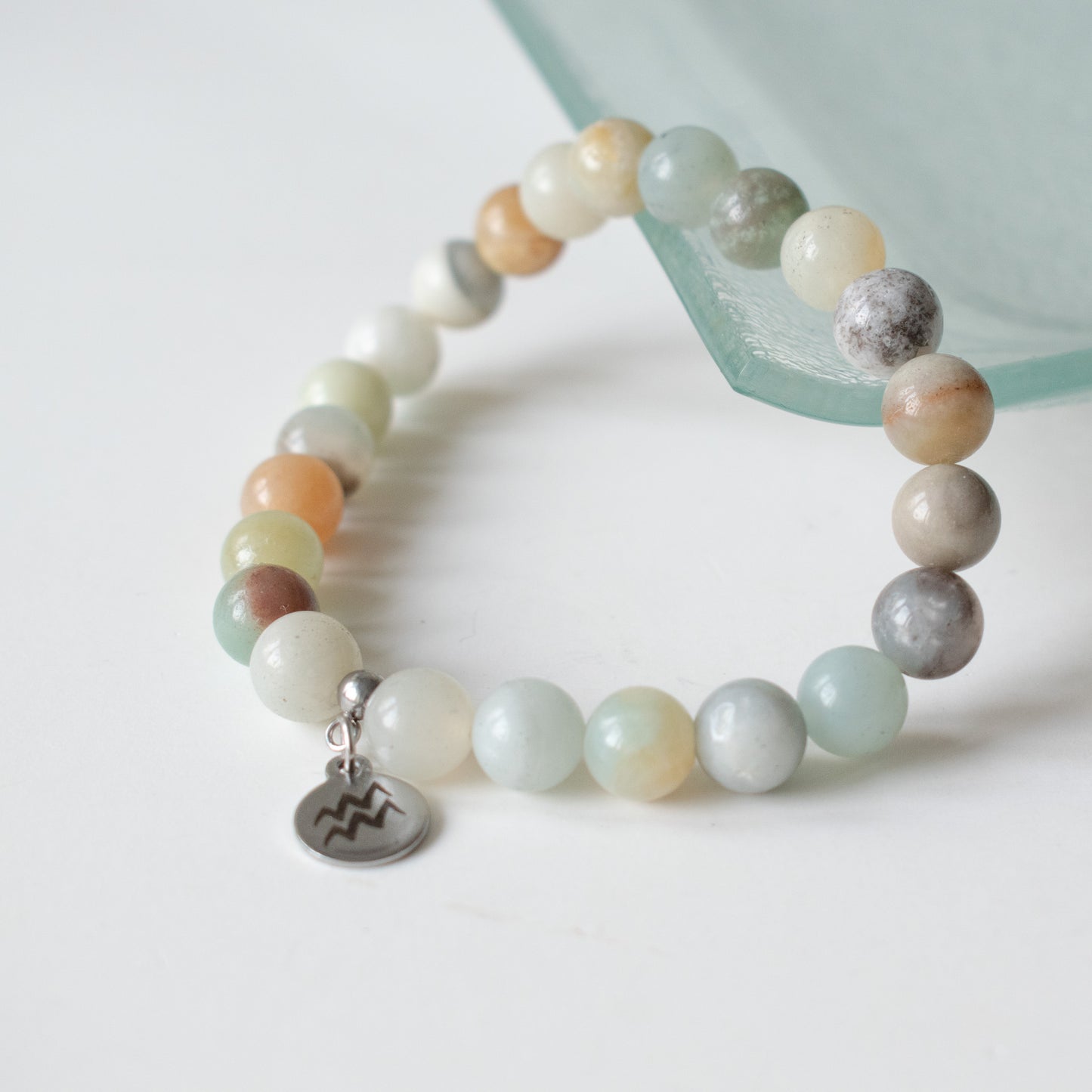 Pulsera con cuentas de amazonita y colgante de horóscopo