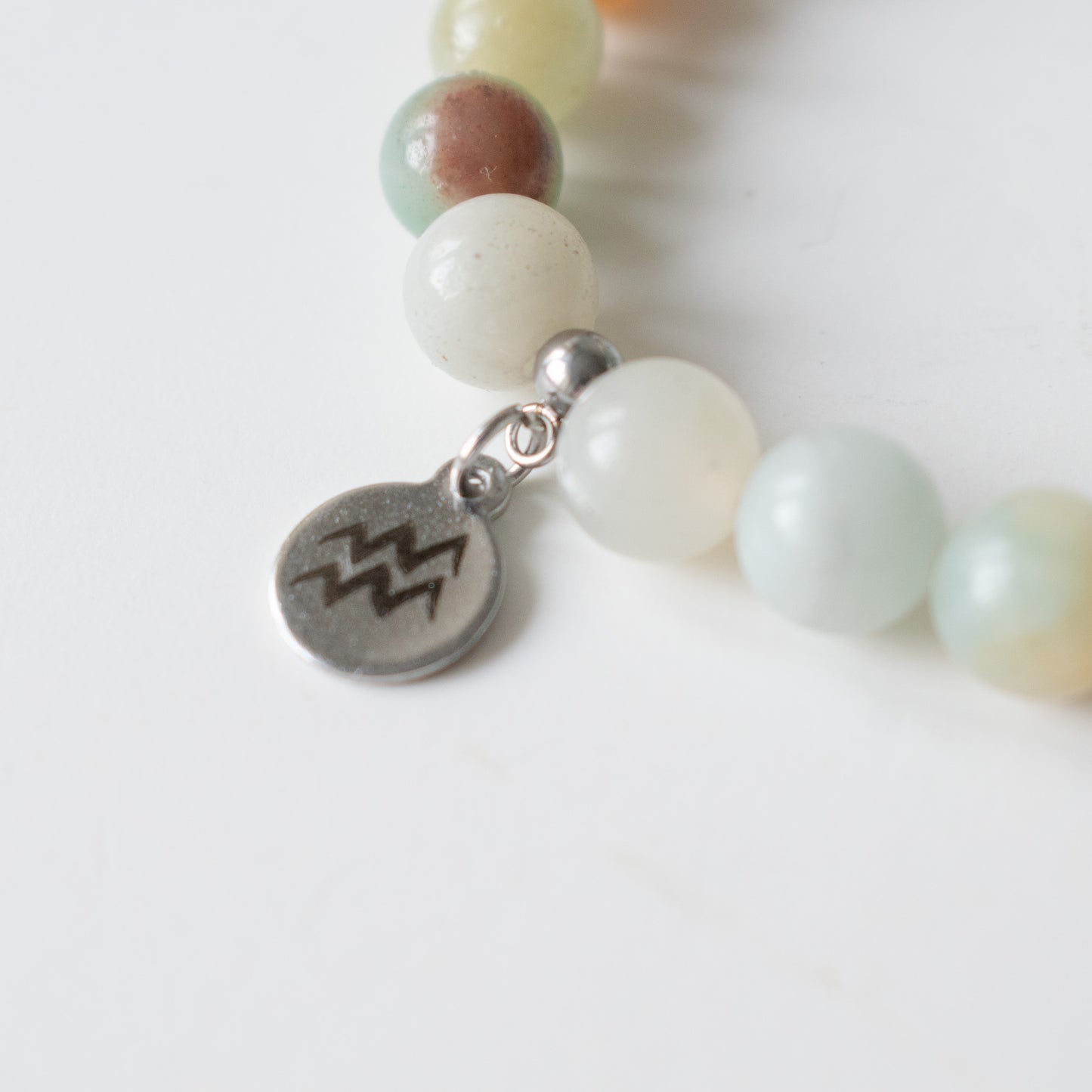Pulsera con cuentas de amazonita y colgante de horóscopo
