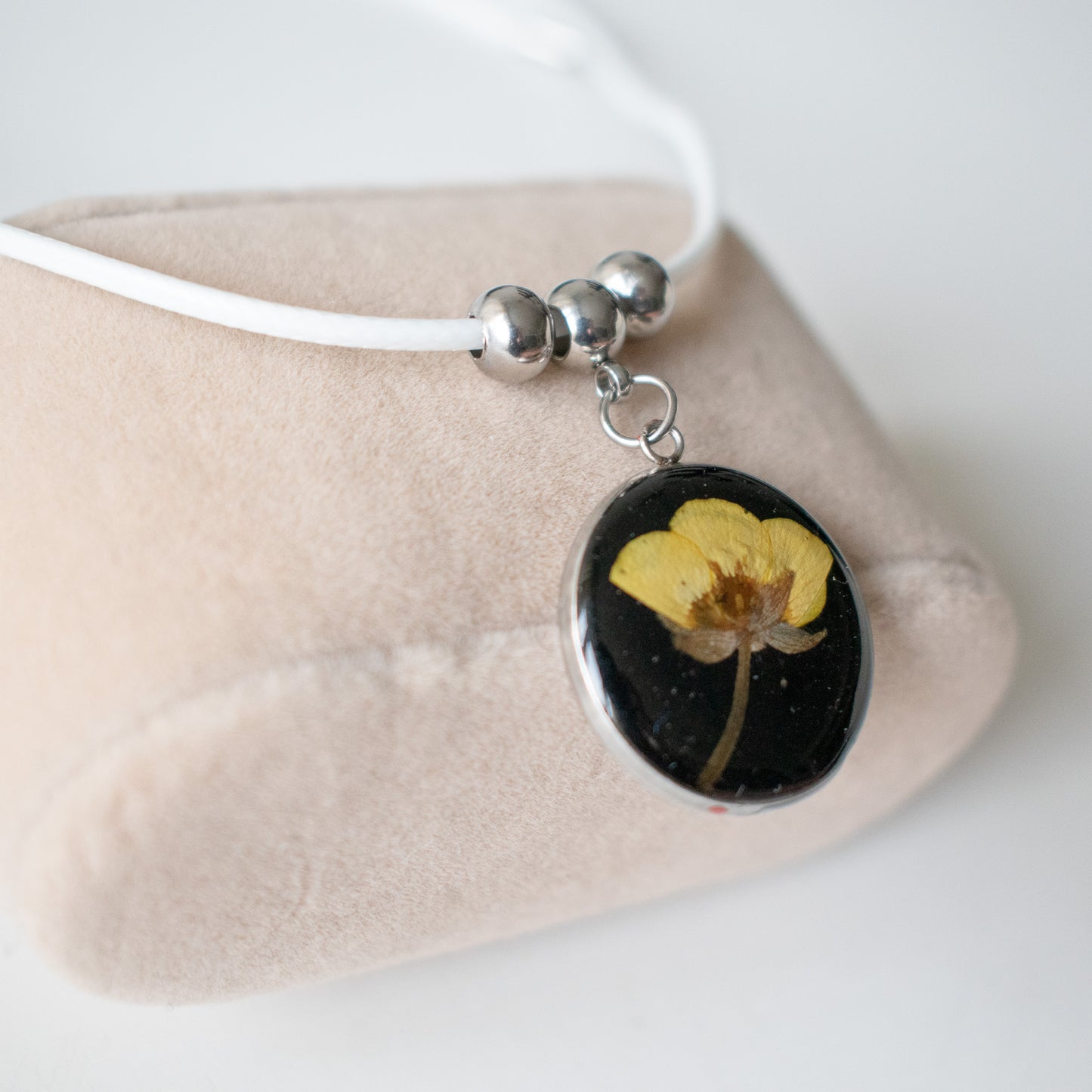 Collar botón de oro