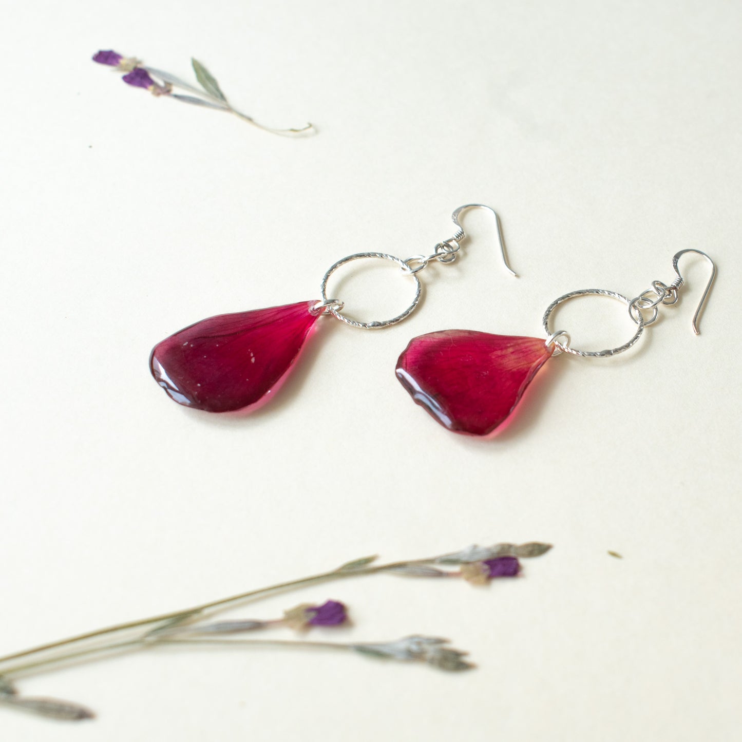 Pendientes con geranio granate y plata