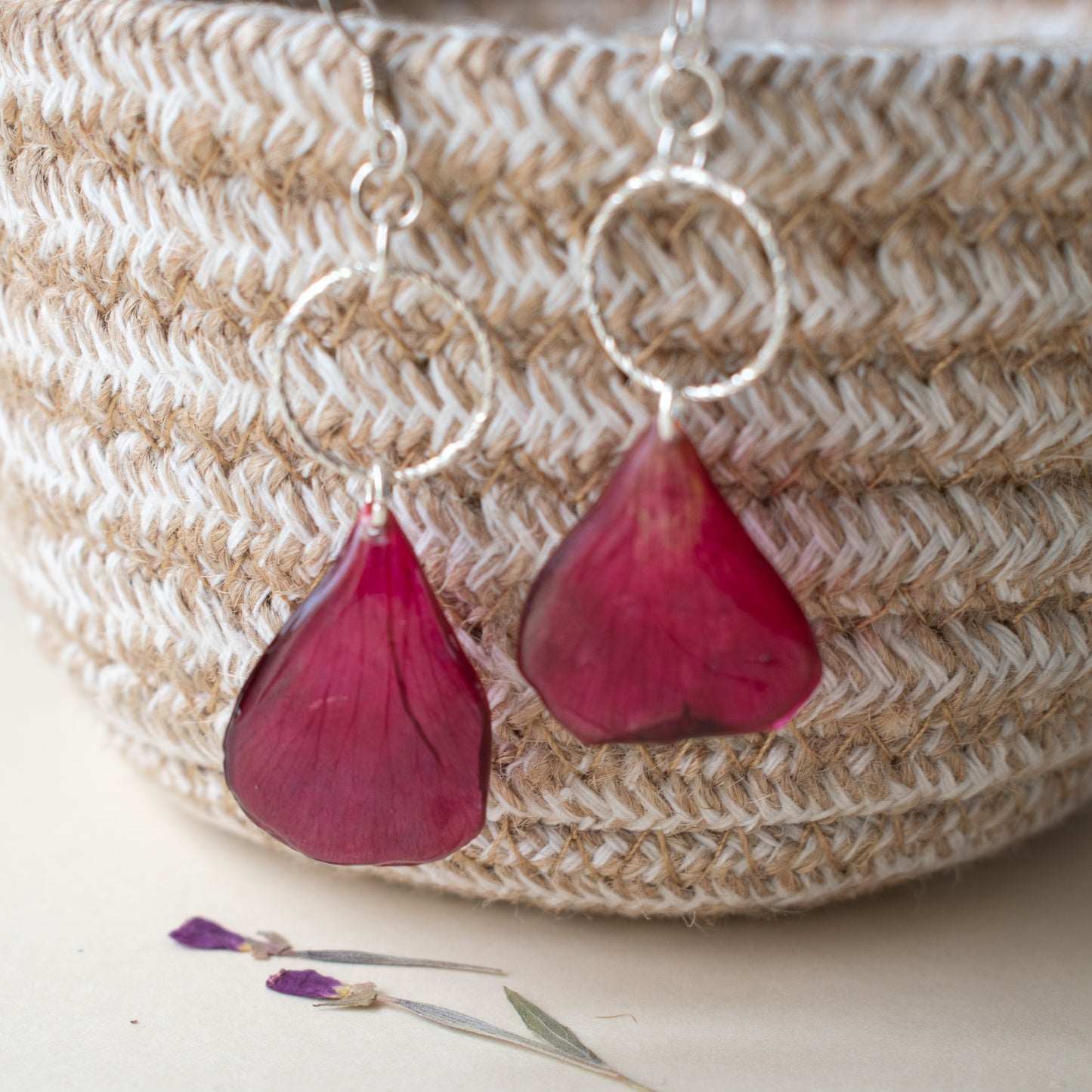 Pendientes con geranio granate y plata