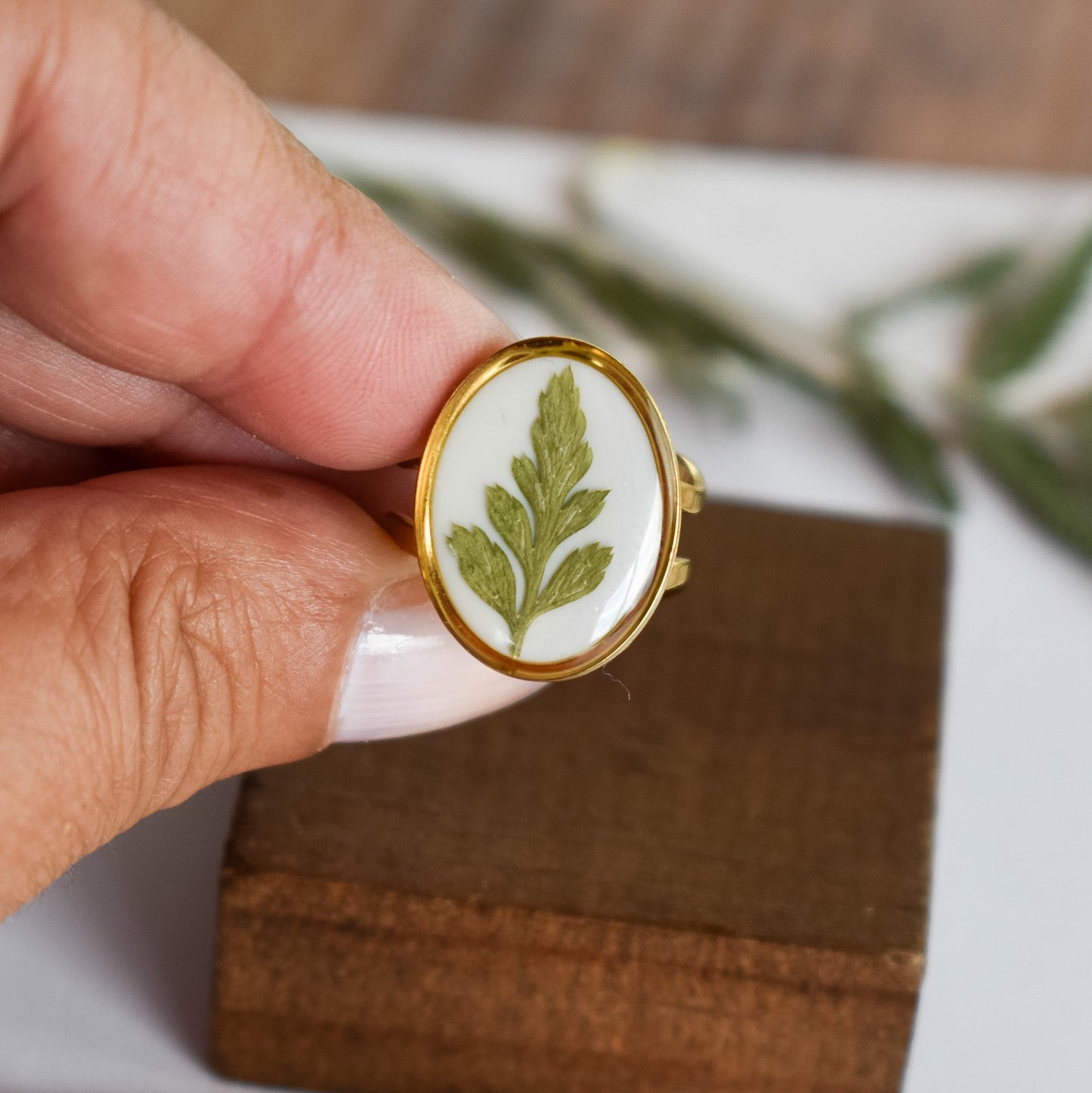 Anillo con hoja de helecho natural (dorado)