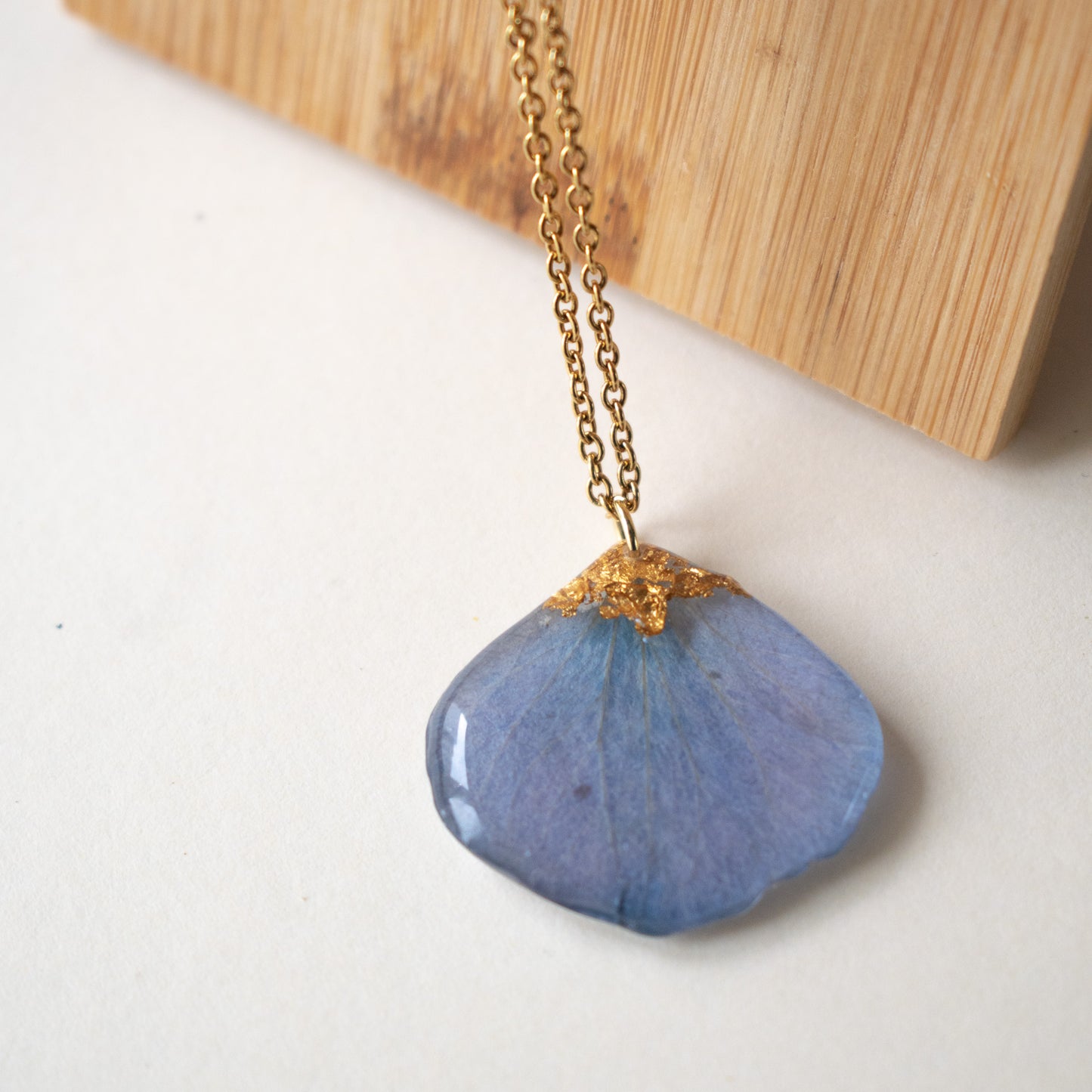 Colgante con pétalo de flor de hortensia