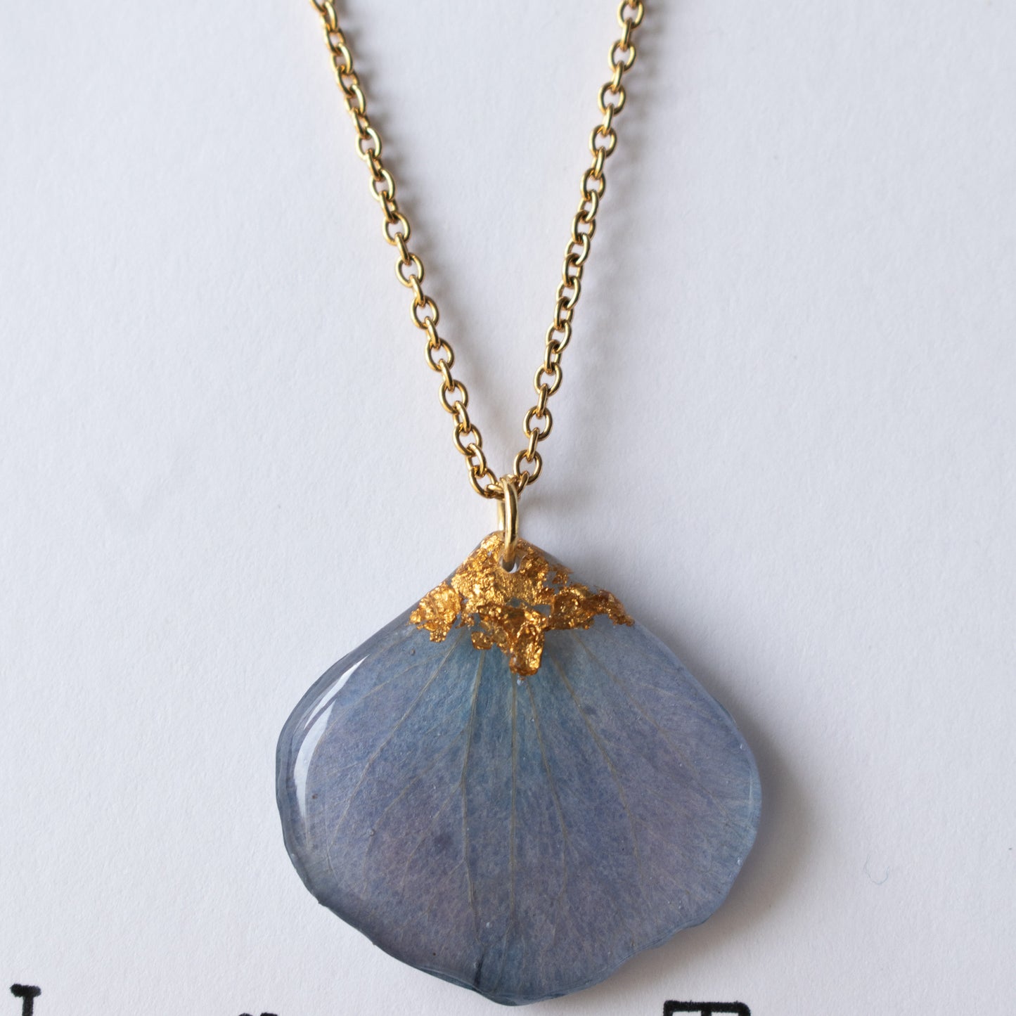 Colgante con pétalo de flor de hortensia