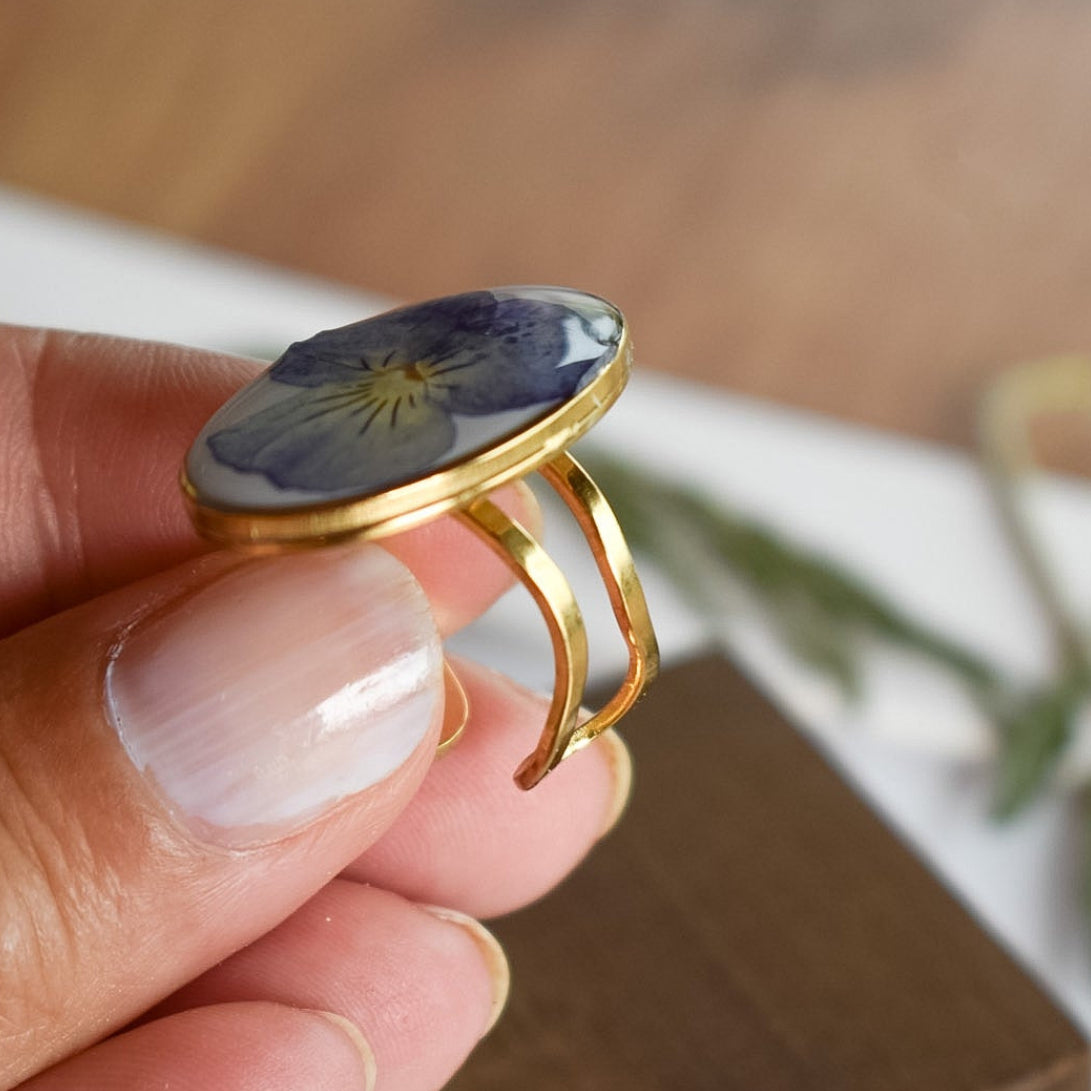 Anillo con violeta silvestre natural
