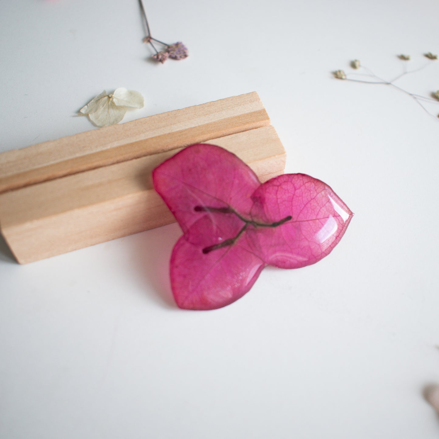 Broche con buganvilla pequeño