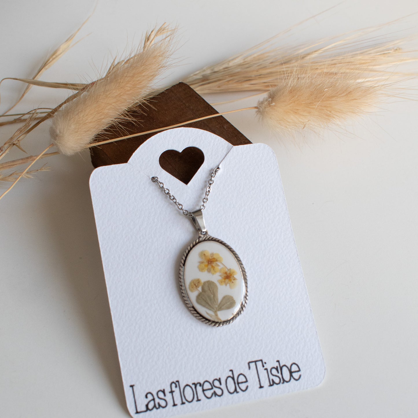 Colgante con flores amarillas silvestres