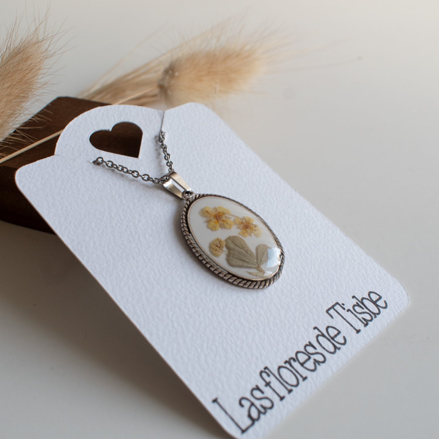 Colgante con flores amarillas silvestres