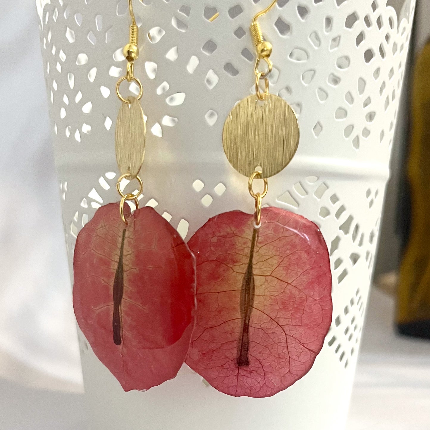 Pendientes con pétalos de buganvilla hechos a mano