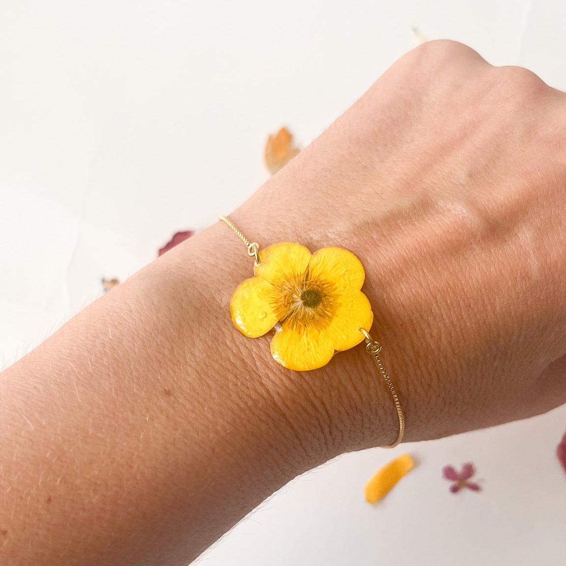Pulsera con flor botón de oro