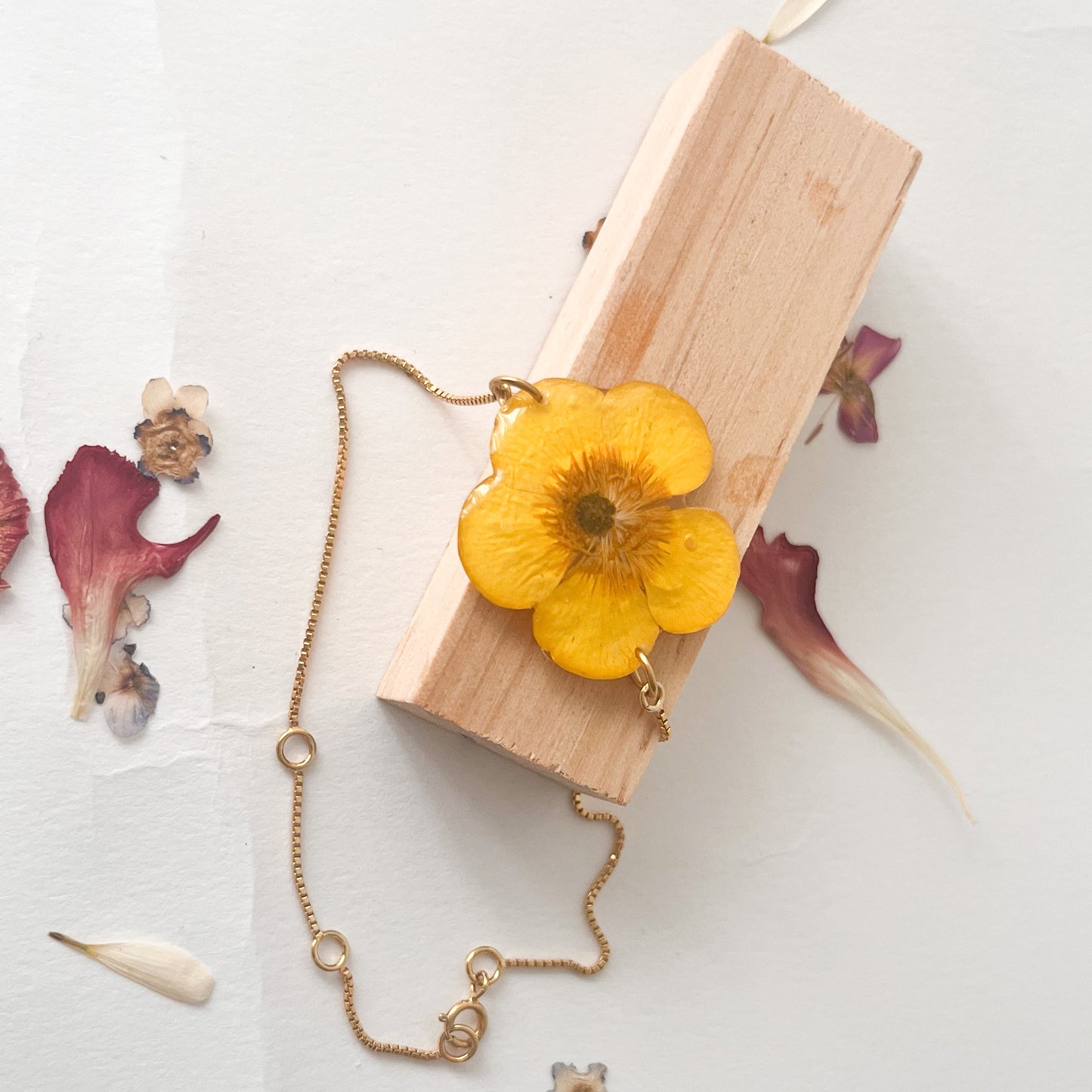 Pulsera con flor botón de oro