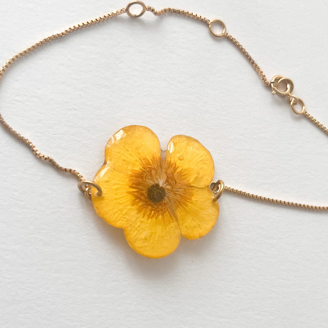 Pulsera con flor botón de oro