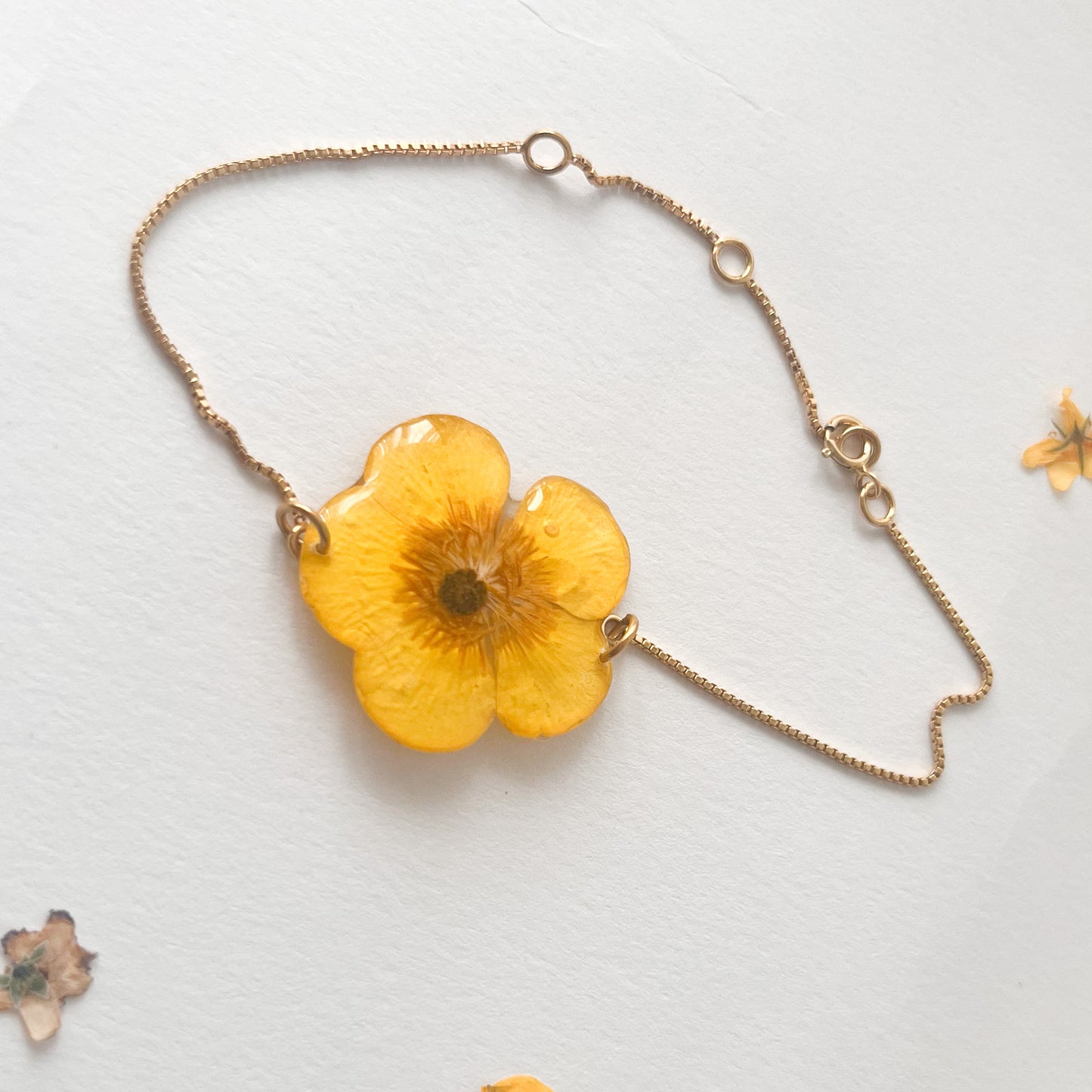 Pulsera con flor botón de oro