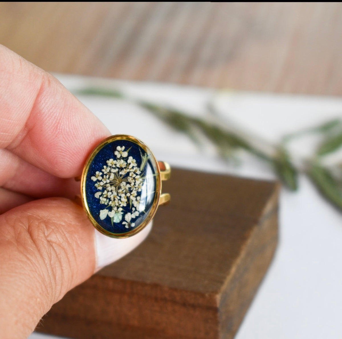 ANILLO ACERO DORADO CON FLOR NATURAL