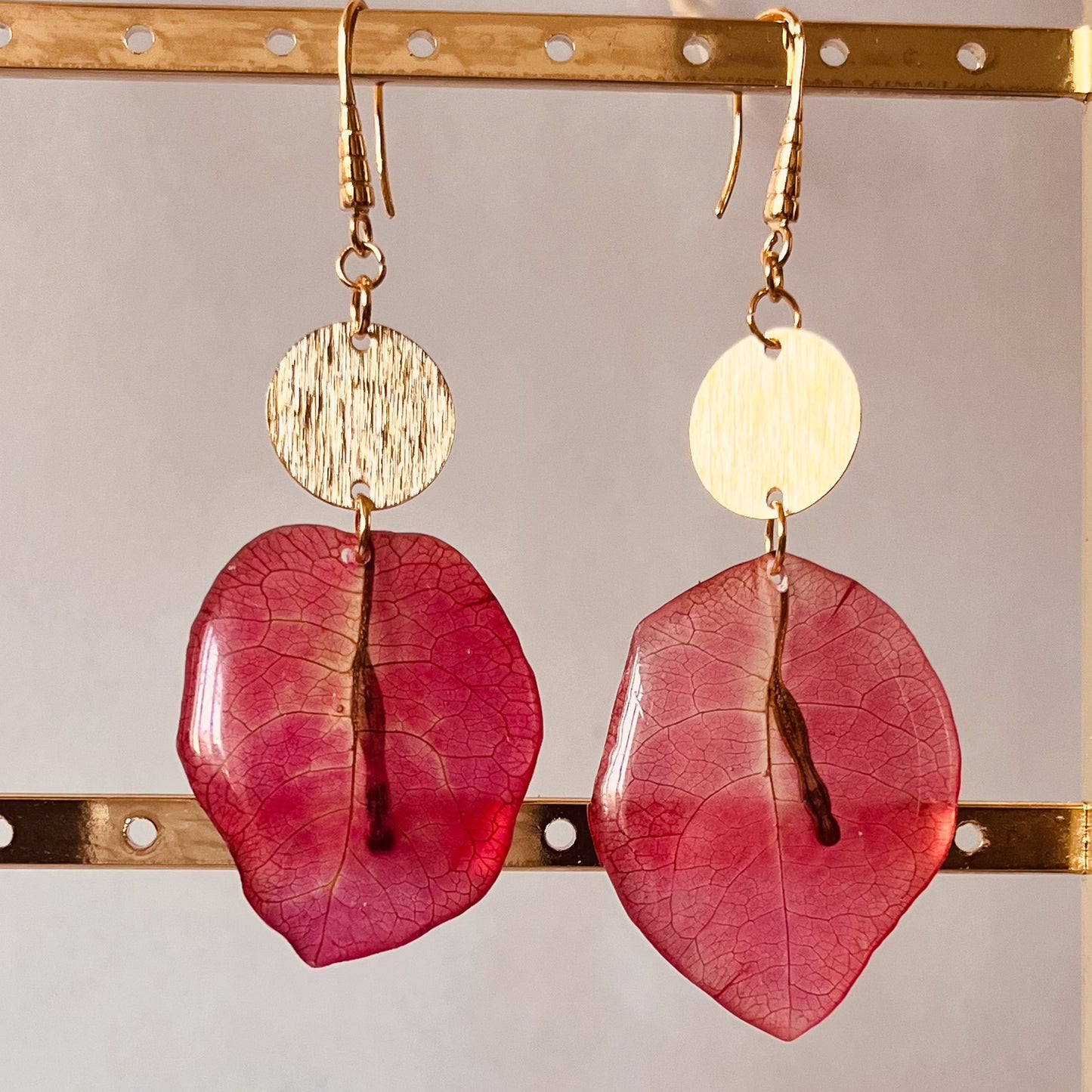 Pendientes con pétalos de buganvilla hechos a mano