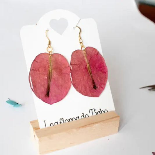 Pendientes con pétalos de buganvilla hechos a mano.