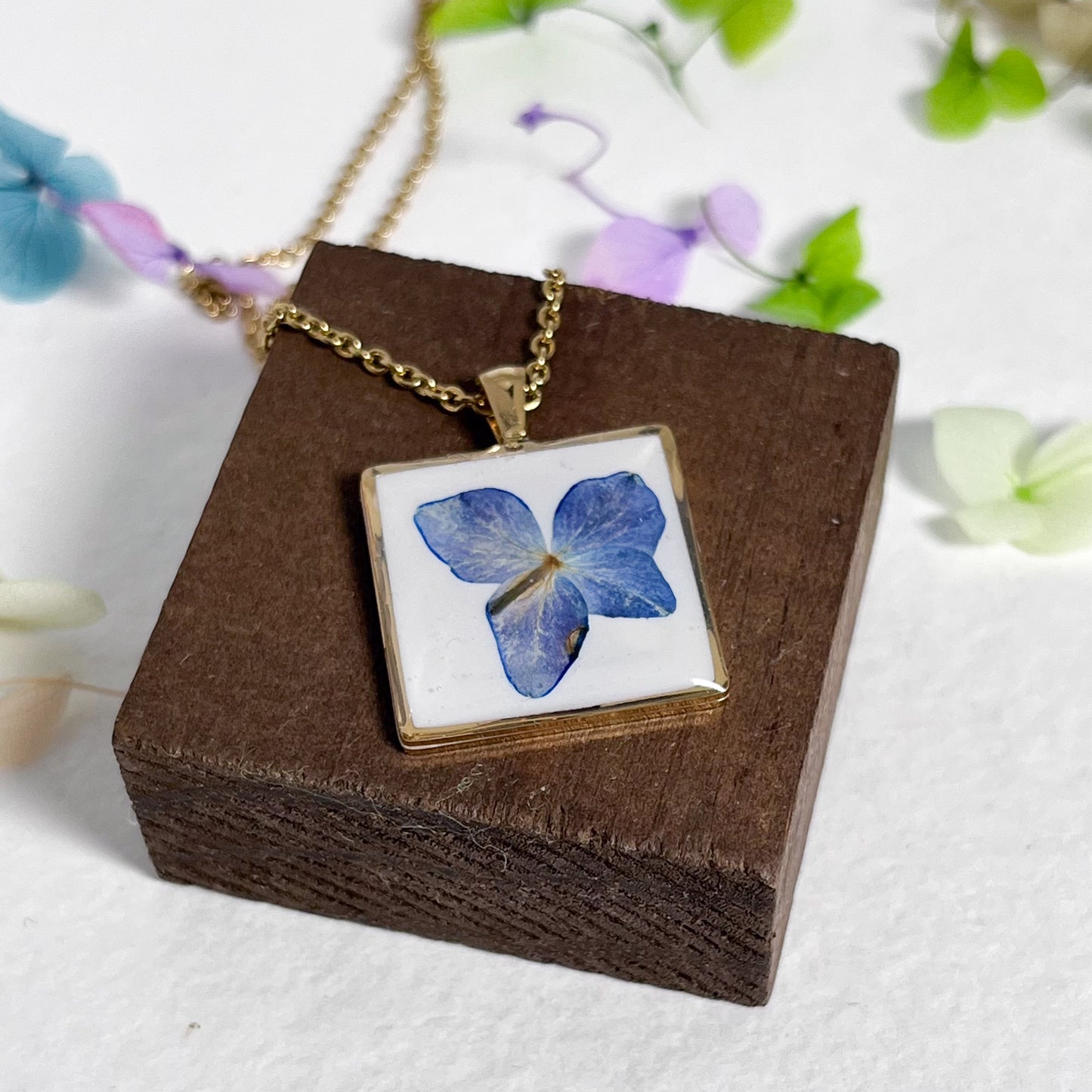 Colgante con hortensia natural prensada (azul)
