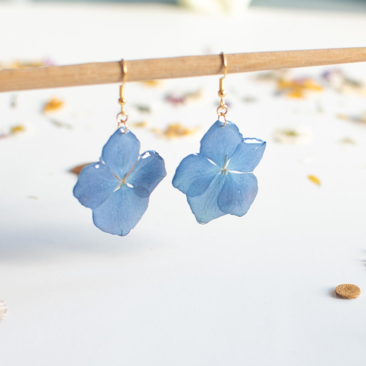 Pendientes con flor de hortensia real prensada