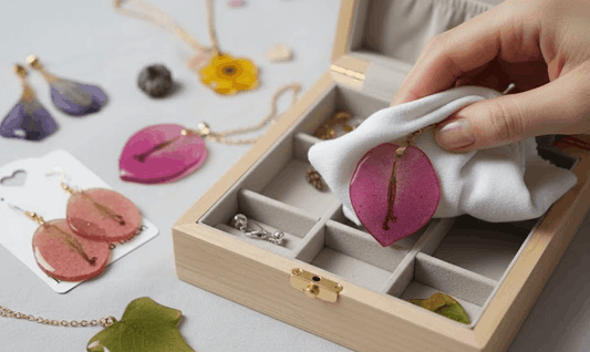 Cómo cuidar y conservar tus joyas florales artesanales