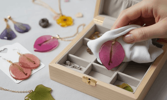 Cómo cuidar y conservar tus joyas florales artesanales
