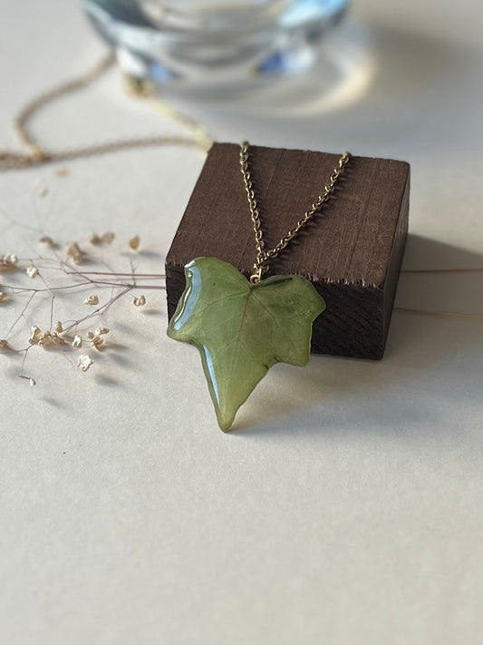 Colgante con hoja de hiedra