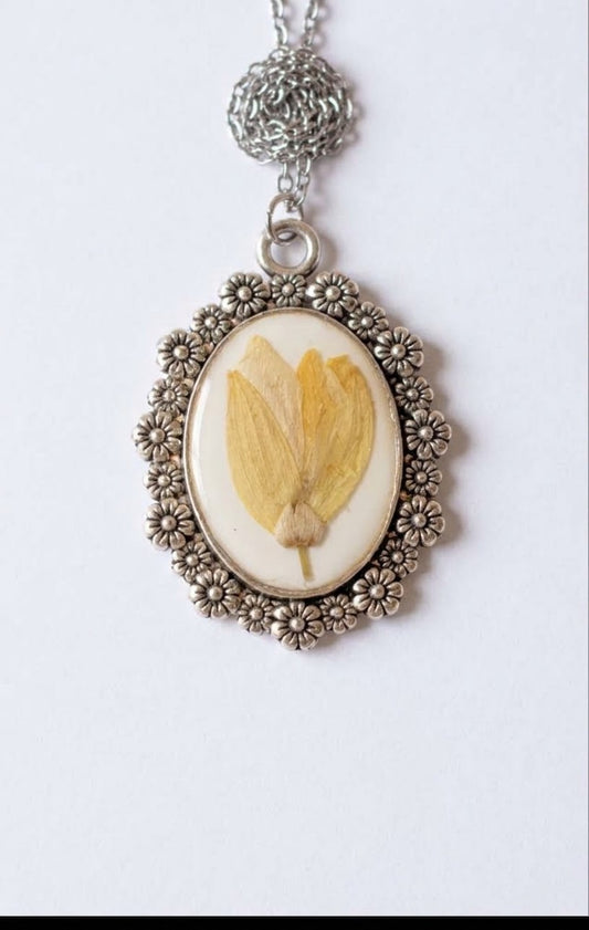 Colgante estilo vintage con flor de tojo natural