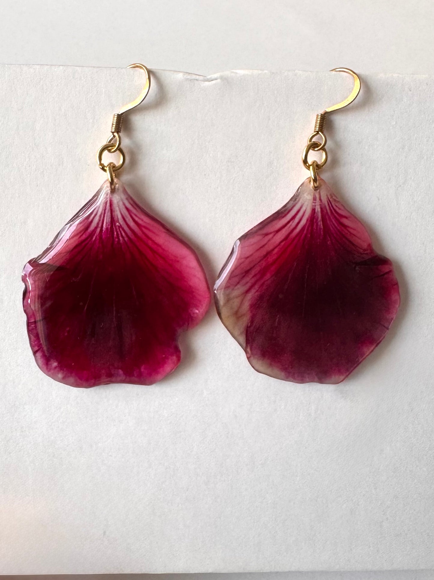 Pendientes con pétalo de geranio malva