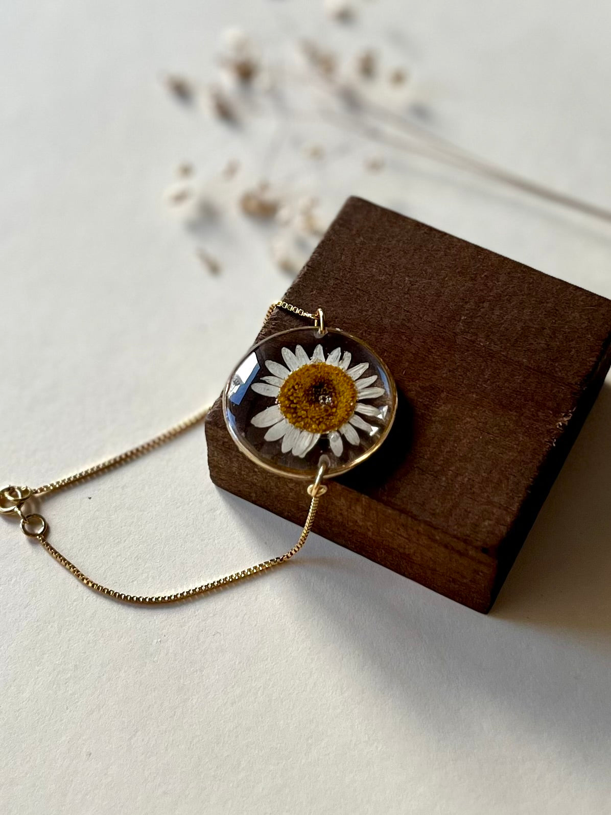 Pulsera de plata con flor de margarita