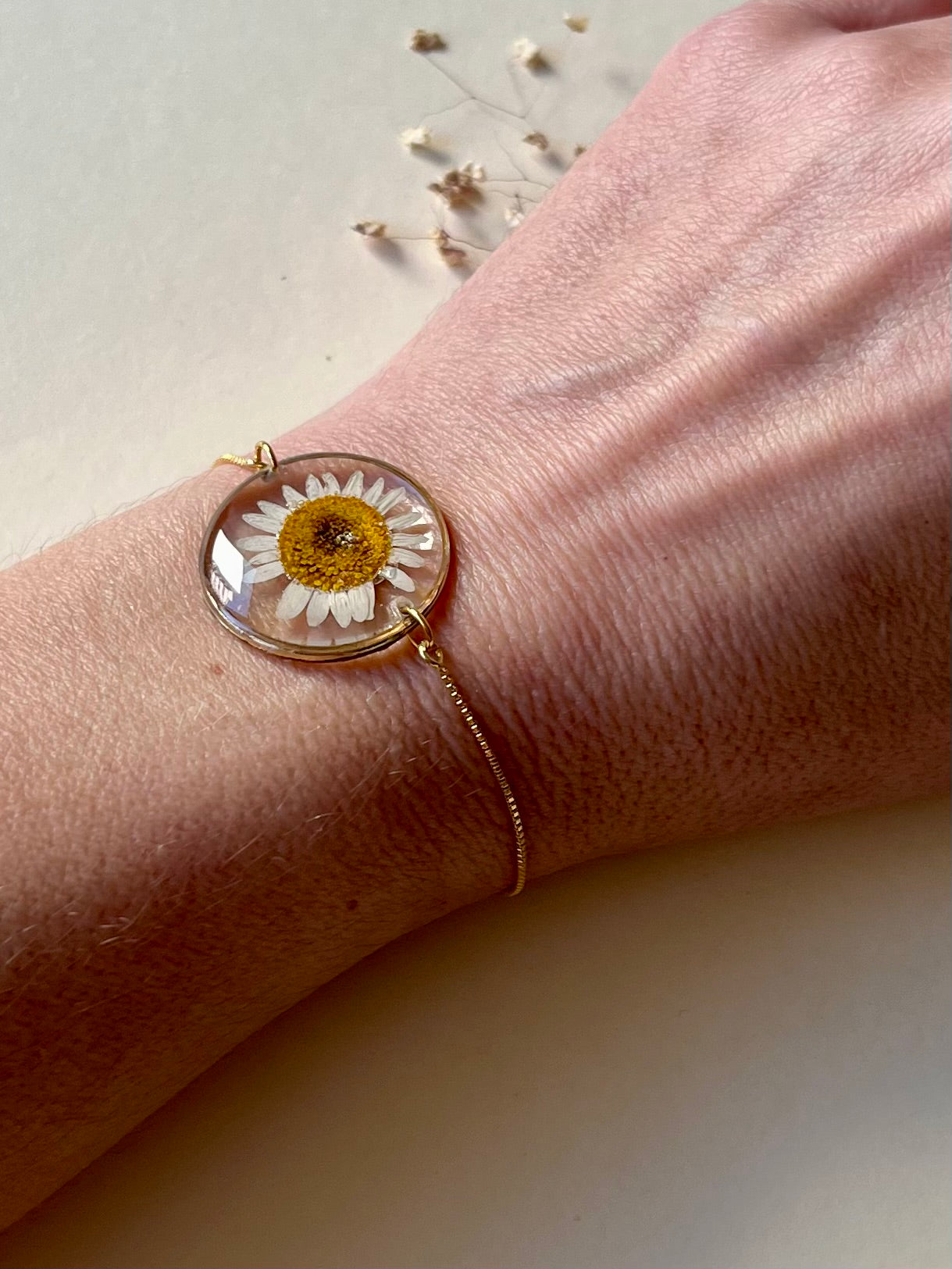 Pulsera de plata con flor de margarita