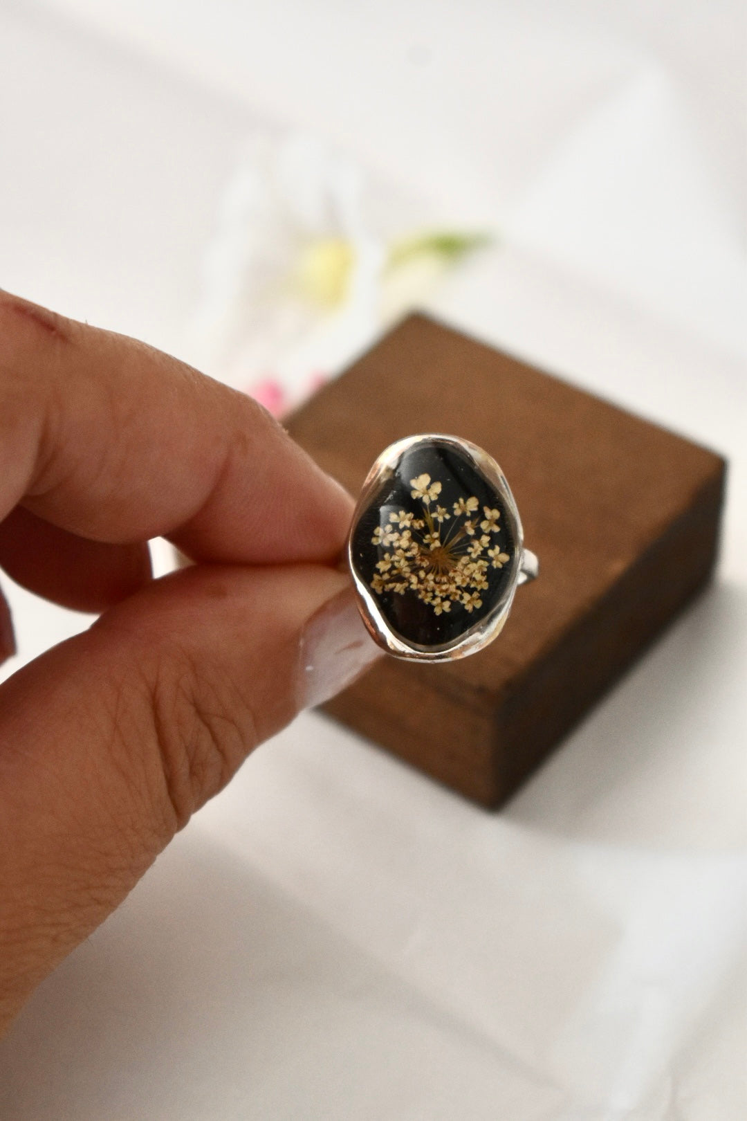 Anillo de Plata con Encaje de la Reina Ana | Joyería Artesanal con Flores Naturales y Resina