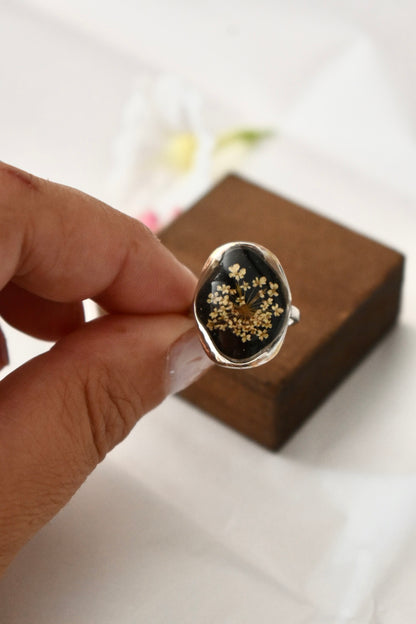 Anillo de Plata con Encaje de la Reina Ana | Joyería Artesanal con Flores Naturales y Resina