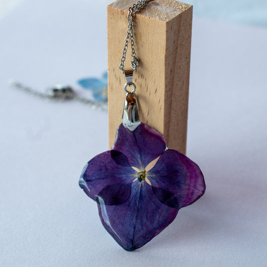 Colgante de hortensia natural con flor prensada