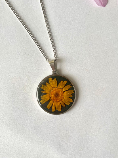 Colgante con margarita