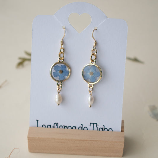 Pendientes largos con flor nomeolvides y perla de rio