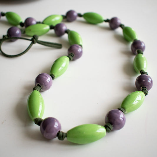 Collar con cuentas verde y morado