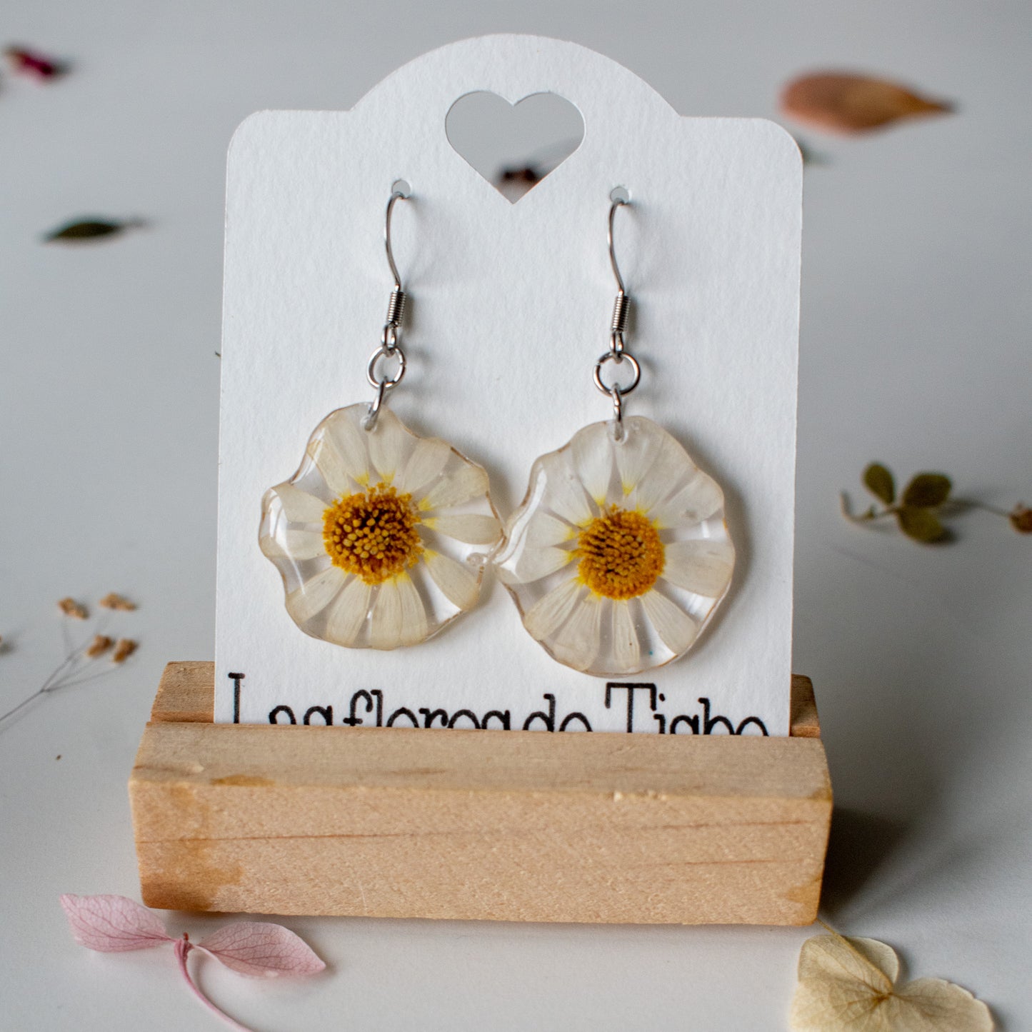 Pendientes con margaritas blancas