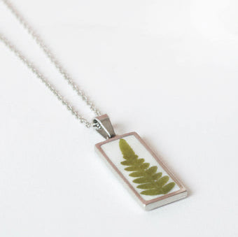 Colgante con helecho