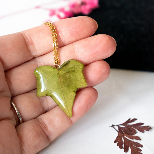 Colgante con hoja de hiedra