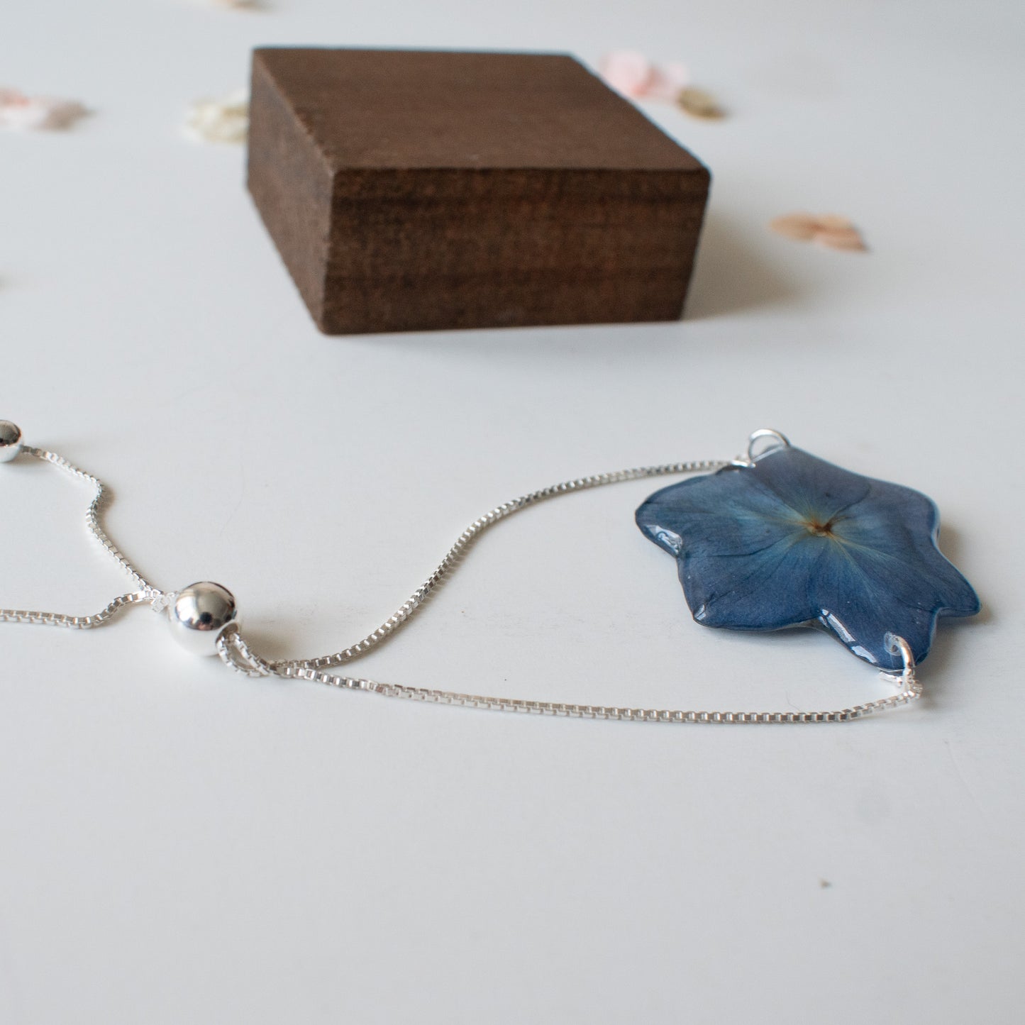 Pulsera de plata con flor de hortensia